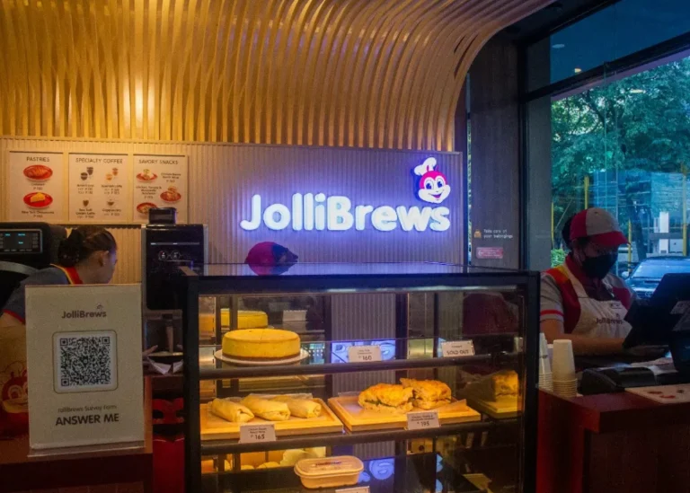 There’s a new thing in town for everyone who loves Jollibee! The Jolli Brew’s Cafe brand debuted recently in Taguig at Bonifacio Global City. The café gives customers the benefits of a coffeehouse as well as their favorite Jollibee dishes. Information about this incredible feature can be found below.